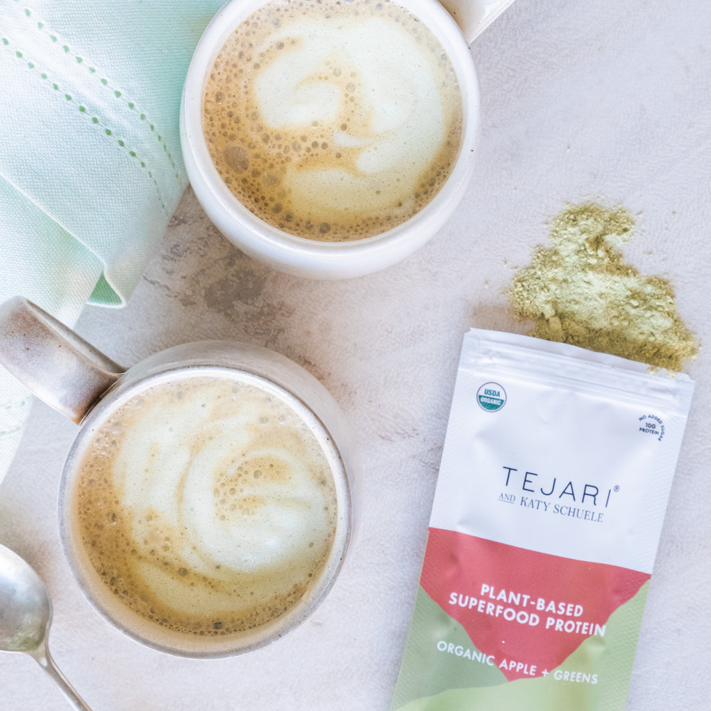 two cups of clean green vegan lattes with Tejari Organic Apples + Greens Blend pouch