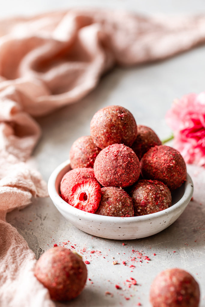 STRAWBERRY PROTEIN BALLS